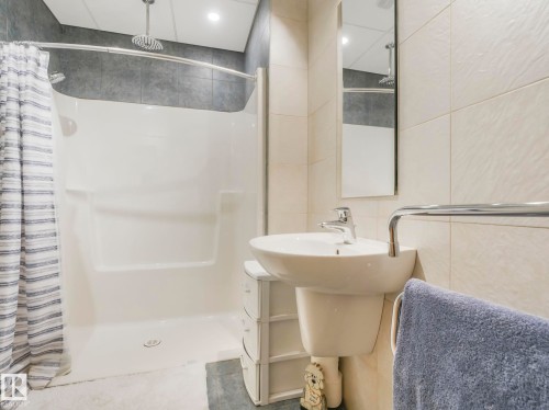 10961 75 Avenue, Edmonton, AB - Indoor Photo Showing Bathroom