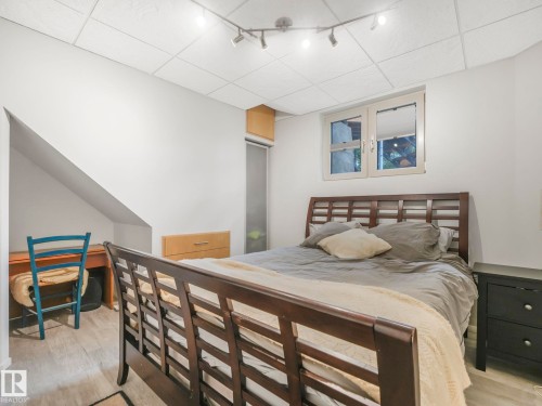 10961 75 Avenue, Edmonton, AB - Indoor Photo Showing Bedroom