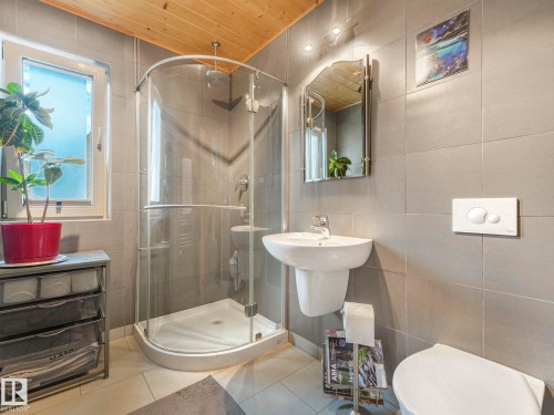 10961 75 Avenue, Edmonton, AB - Indoor Photo Showing Bathroom