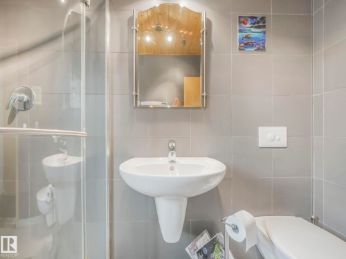 10961 75 Avenue, Edmonton, AB - Indoor Photo Showing Bathroom