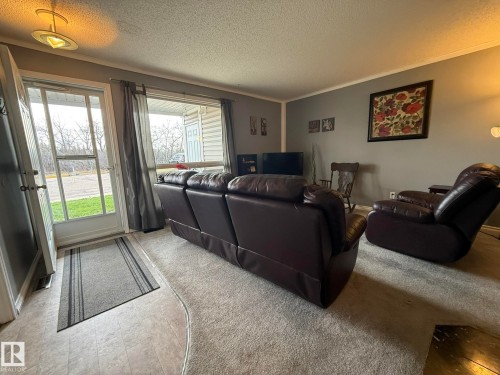 Living area featuring light gray wall paint and white trim - 5 2204 118 Street, Edmonton, AB - Indoor Photo Showing Living Room