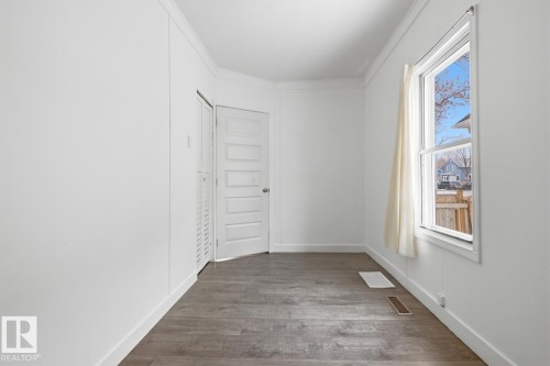 Main floor bed is a bright room with a window providing natural light. - 10927 93 Street Nw, Edmonton, AB - Indoor Photo Showing Other Room
