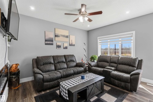1641 Enright Way, Edmonton, AB - Indoor Photo Showing Living Room