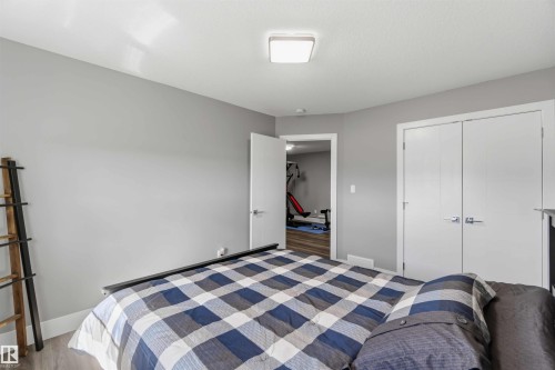 1641 Enright Way, Edmonton, AB - Indoor Photo Showing Bedroom