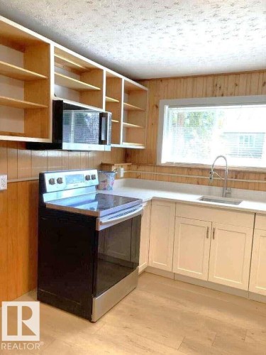 15212 86 Avenue, Edmonton, AB - Indoor Photo Showing Kitchen