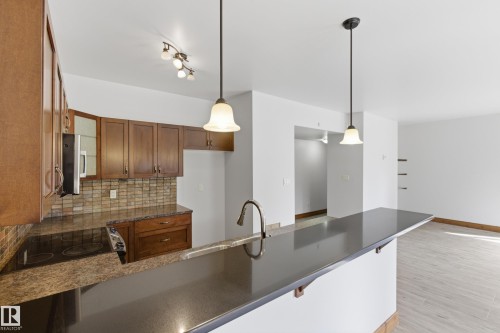 502 Graybriar Green, Stony Plain, AB - Indoor Photo Showing Kitchen