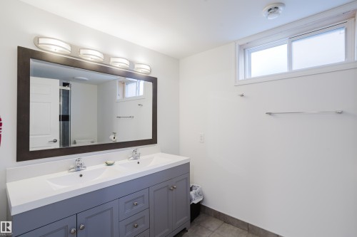 7108 83 Street, Edmonton, AB - Indoor Photo Showing Bathroom