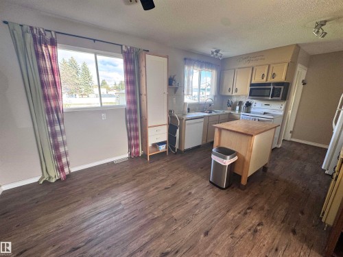 5121 52 Street, Andrew, AB - Indoor Photo Showing Kitchen
