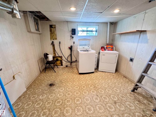 5121 52 Street, Andrew, AB - Indoor Photo Showing Laundry Room