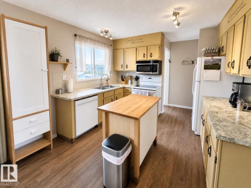 5121 52 Street, Andrew, AB - Indoor Photo Showing Kitchen With Double Sink