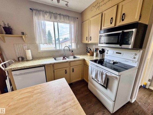 5121 52 Street, Andrew, AB - Indoor Photo Showing Kitchen With Double Sink