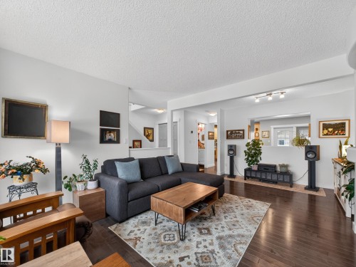 25 420 Hunters Green, Edmonton, AB - Indoor Photo Showing Living Room