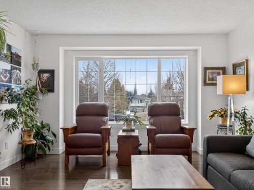 25 420 Hunters Green, Edmonton, AB - Indoor Photo Showing Living Room