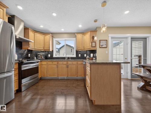 25 420 Hunters Green, Edmonton, AB - Indoor Photo Showing Kitchen