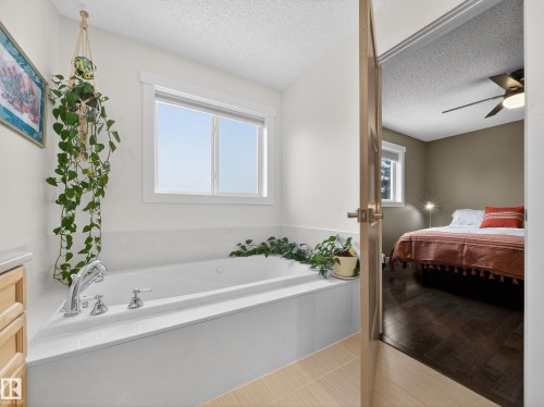 25 420 Hunters Green, Edmonton, AB - Indoor Photo Showing Bathroom