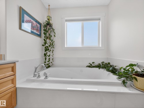 25 420 Hunters Green, Edmonton, AB - Indoor Photo Showing Bathroom