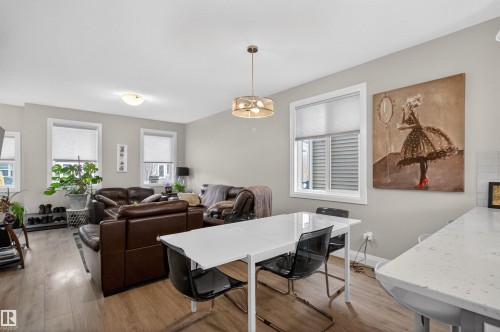 385 Charlesworth Drive, Edmonton, AB - Indoor