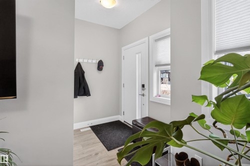 385 Charlesworth Drive, Edmonton, AB - Indoor
