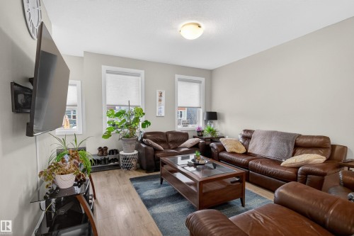 385 Charlesworth Drive, Edmonton, AB - Indoor Photo Showing Living Room