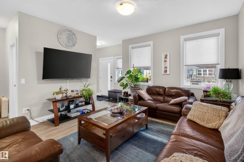 385 Charlesworth Drive, Edmonton, AB - Indoor Photo Showing Living Room