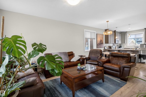 385 Charlesworth Drive, Edmonton, AB - Indoor Photo Showing Living Room