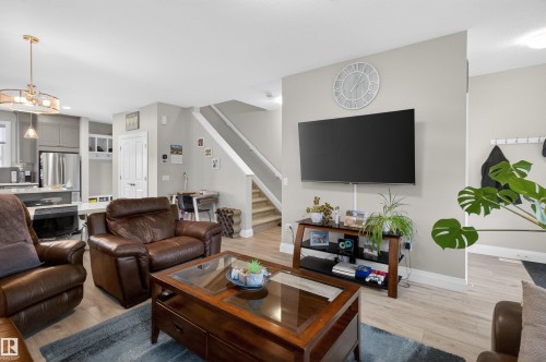 385 Charlesworth Drive, Edmonton, AB - Indoor Photo Showing Living Room