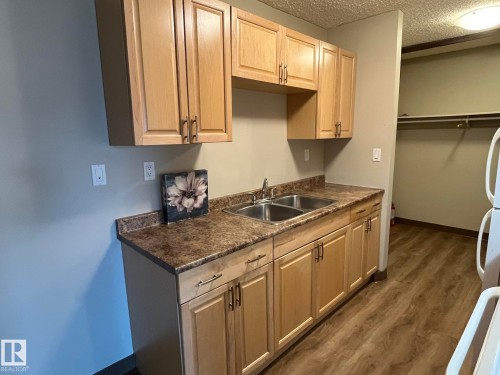 205 51 Brown Street, Stony Plain, AB - Indoor Photo Showing Kitchen With Double Sink