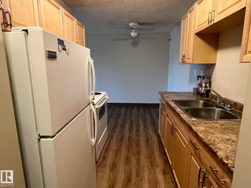205 51 Brown Street, Stony Plain, AB - Indoor Photo Showing Kitchen With Double Sink