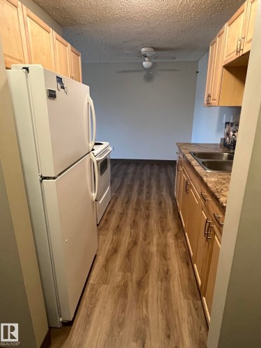 205 51 Brown Street, Stony Plain, AB - Indoor Photo Showing Kitchen With Double Sink