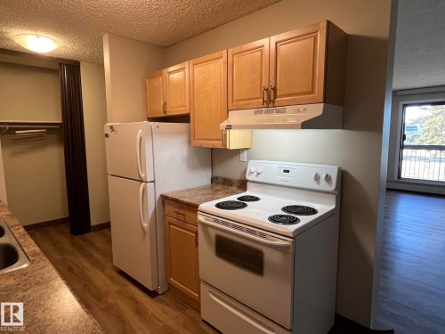 205 51 Brown Street, Stony Plain, AB - Indoor Photo Showing Kitchen