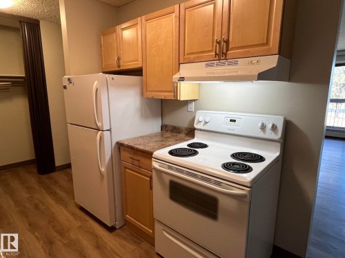205 51 Brown Street, Stony Plain, AB - Indoor Photo Showing Kitchen