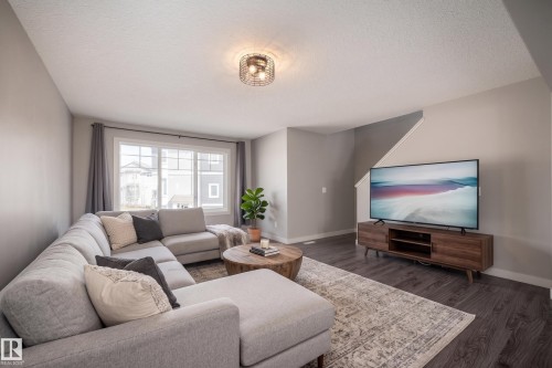 58 1391 Starling Drive, Edmonton, AB - Indoor Photo Showing Living Room