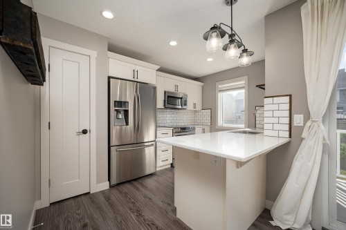 58 1391 Starling Drive, Edmonton, AB - Indoor Photo Showing Kitchen