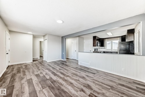8615 42A Avenue, Edmonton, AB - Indoor Photo Showing Kitchen