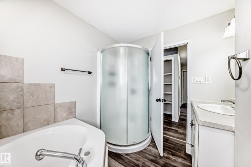 8615 42A Avenue, Edmonton, AB - Indoor Photo Showing Bathroom