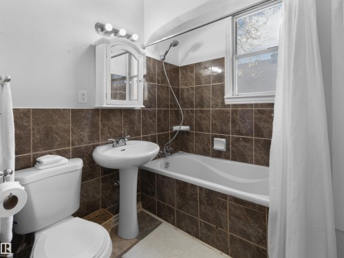 9808 90 Avenue, Edmonton, AB - Indoor Photo Showing Bathroom