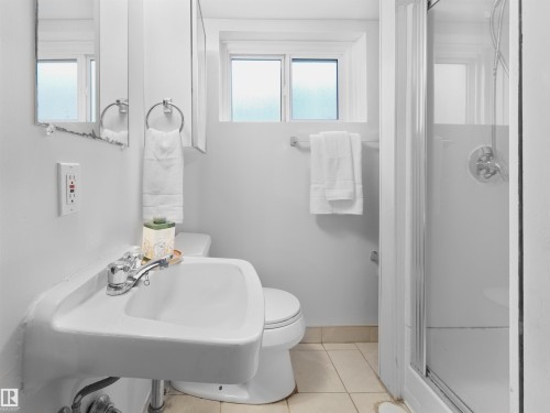 9808 90 Avenue, Edmonton, AB - Indoor Photo Showing Bathroom