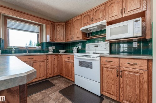 687 Meadowview Drive, Sherwood Park, AB - Indoor Photo Showing Kitchen