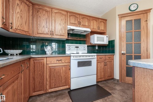 687 Meadowview Drive, Sherwood Park, AB - Indoor Photo Showing Kitchen