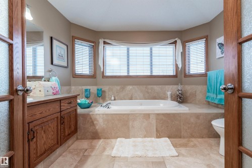 687 Meadowview Drive, Sherwood Park, AB - Indoor Photo Showing Bathroom