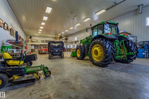 22031 Twp Rd 472, Rural Wetaskiwin County, AB - Indoor Photo Showing Garage
