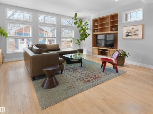 9815 90 Avenue, Edmonton, AB - Indoor Photo Showing Living Room