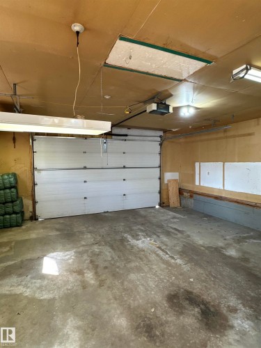 192 Lee Ridge Road, Edmonton, AB - Indoor Photo Showing Garage