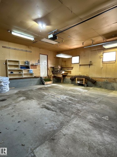 192 Lee Ridge Road, Edmonton, AB - Indoor Photo Showing Garage