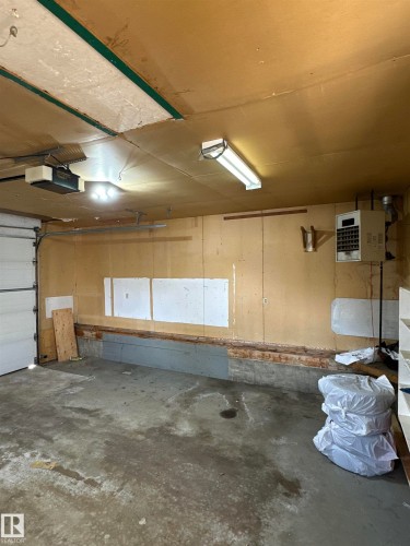 192 Lee Ridge Road, Edmonton, AB - Indoor Photo Showing Garage