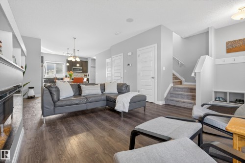 7294 Armour Crescent, Edmonton, AB - Indoor Photo Showing Living Room