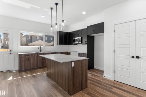 20619 43 Avenue, Edmonton, AB - Indoor Photo Showing Kitchen With Upgraded Kitchen