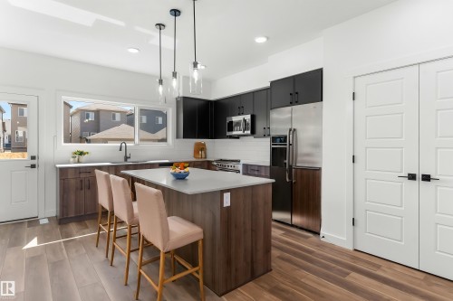 20619 43 Avenue, Edmonton, AB - Indoor Photo Showing Kitchen With Upgraded Kitchen