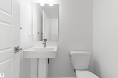1056 14 Avenue, Edmonton, AB - Indoor Photo Showing Bathroom