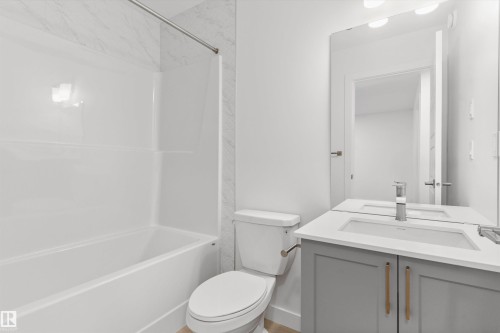 1056 14 Avenue, Edmonton, AB - Indoor Photo Showing Bathroom
